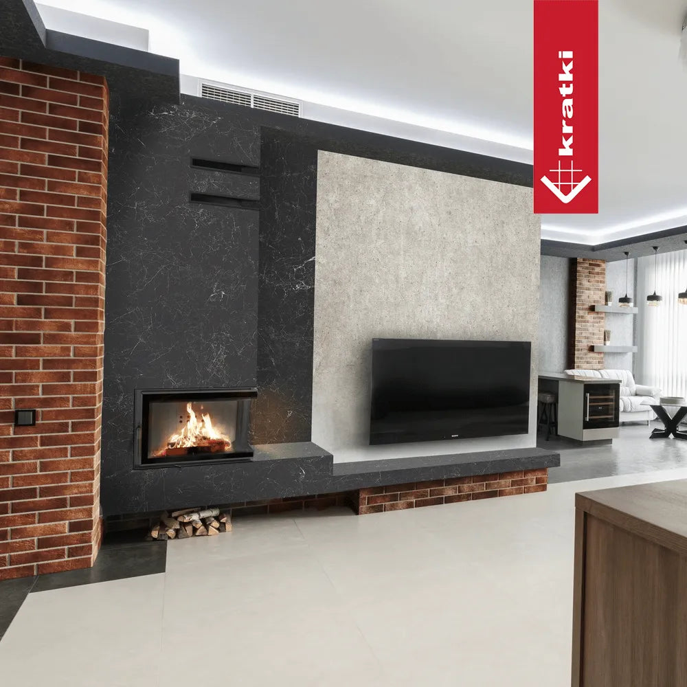 Moderne woonkamer met Kratki MBM CV Rechts haard, naast een flatscreen-tv en bakstenen muur.