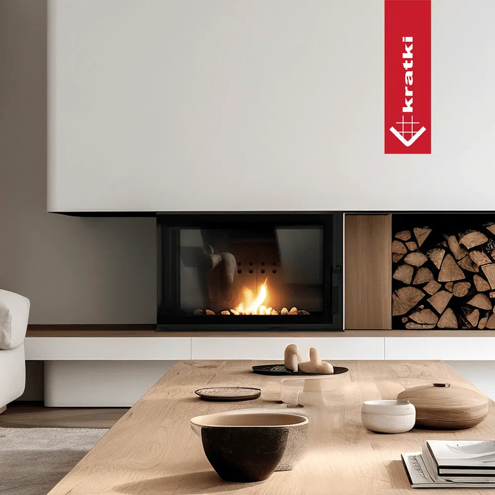 Moderne woonkamer met Kratki MBM CV Links haard, houtopslag en minimalistische inrichting.