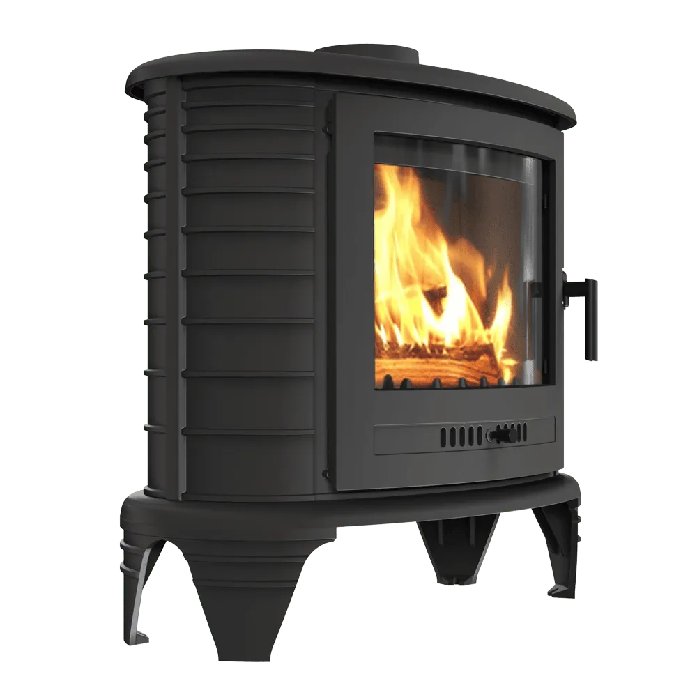 Zwarte houtkachel Kratki K8 met brandend vuur, glazen deur en robuust ontwerp.