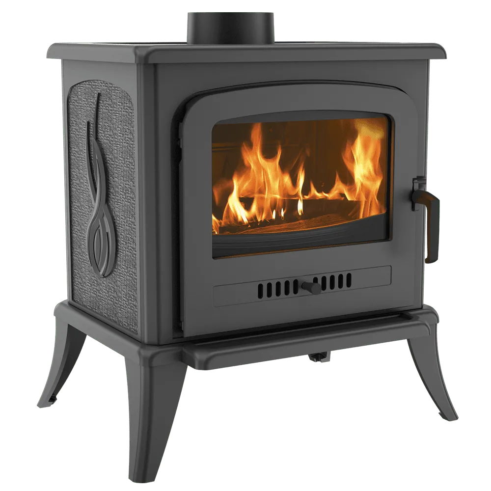 Kratki K7 houtkachel met brandend vuur, elegant ontwerp en decoratief patroon aan de zijkant.