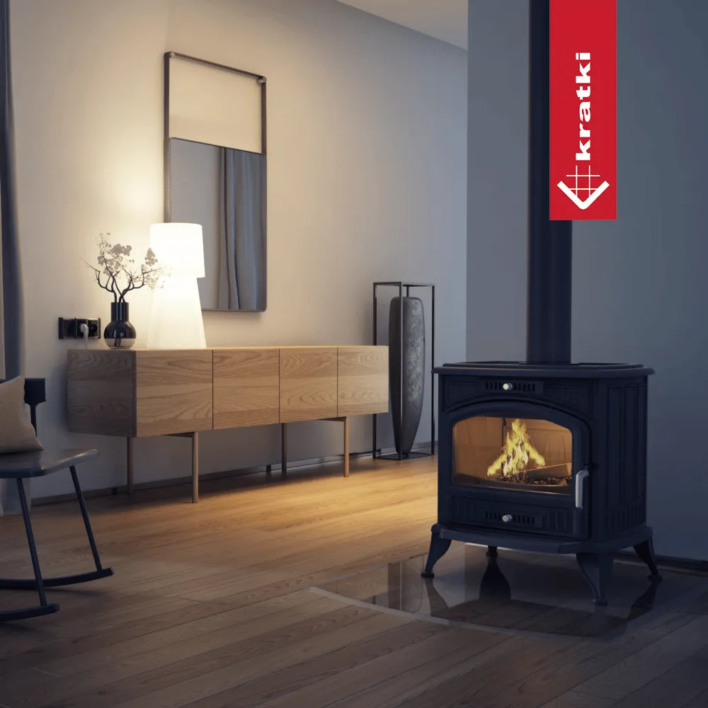 Gezellige woonkamer met Kratki K6 houtkachel, houten vloer en moderne meubels.