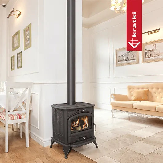 Kratki K6 houtkachel in een stijlvolle, lichte woonkamer met klassieke meubels en decoraties.