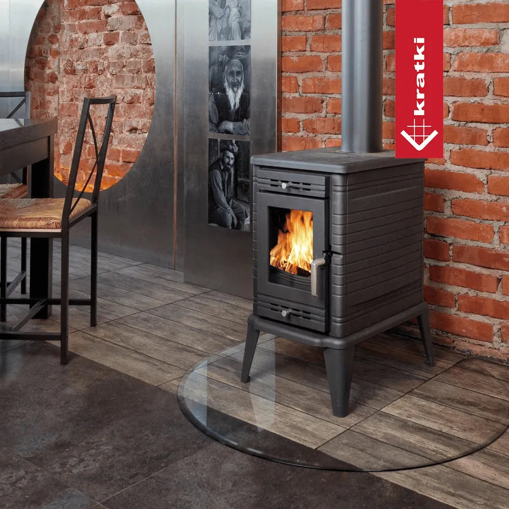 Kratki K10 houtkachel in een industriële ruimte met bakstenen muur en metalen accenten.