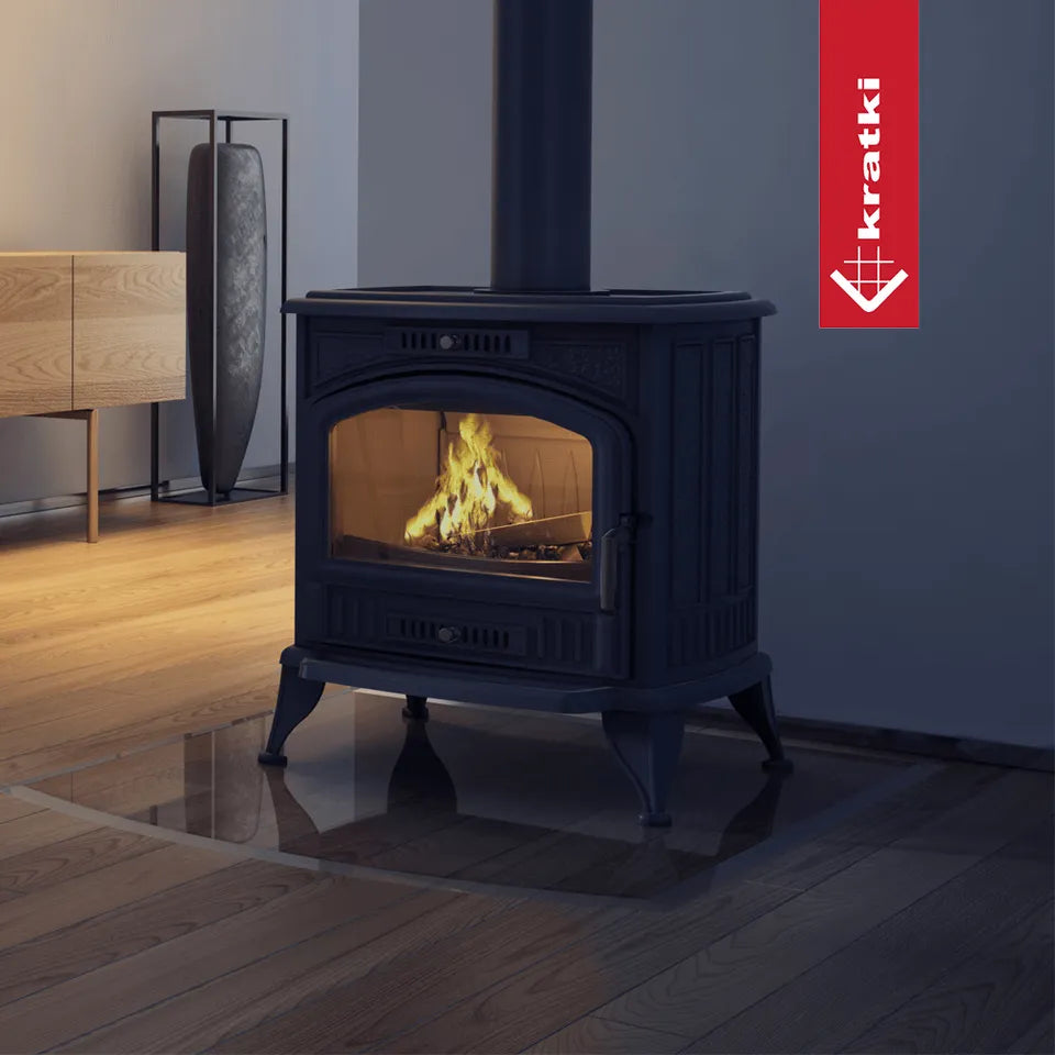Kratki K6 houtkachel in een moderne woonkamer met houten vloer en decoratieve vaas.