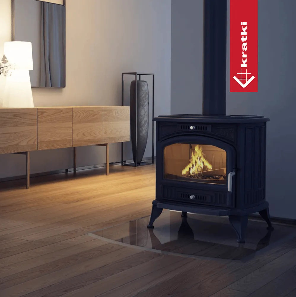 Kratki K6 houtkachel in een modern ingerichte woonkamer met houten vloer en stijlvolle meubels.