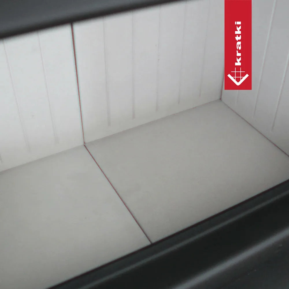 Binnenkant van de Kratki MBZ Links haard met witte bekleding en Kratki logo.