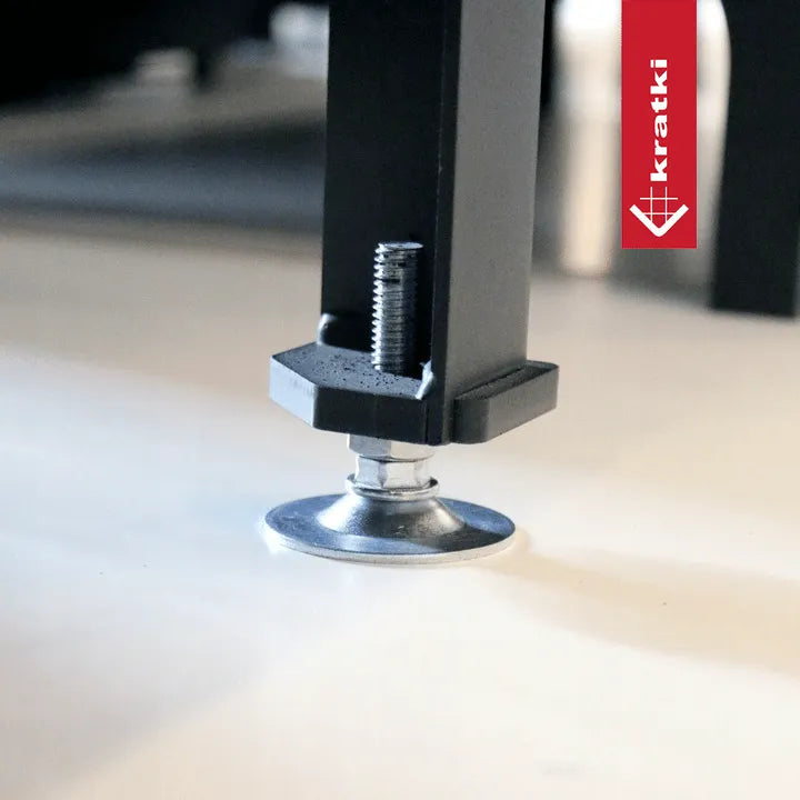 Kratki MBO Rechts, detail van verstelbare poot met schroefmechanisme en Kratki logo op achtergrond.