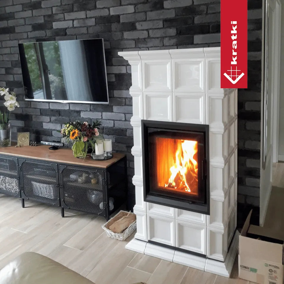Kratki Nadia MILANO haard in moderne woonkamer met zwarte bakstenen muur en tv.