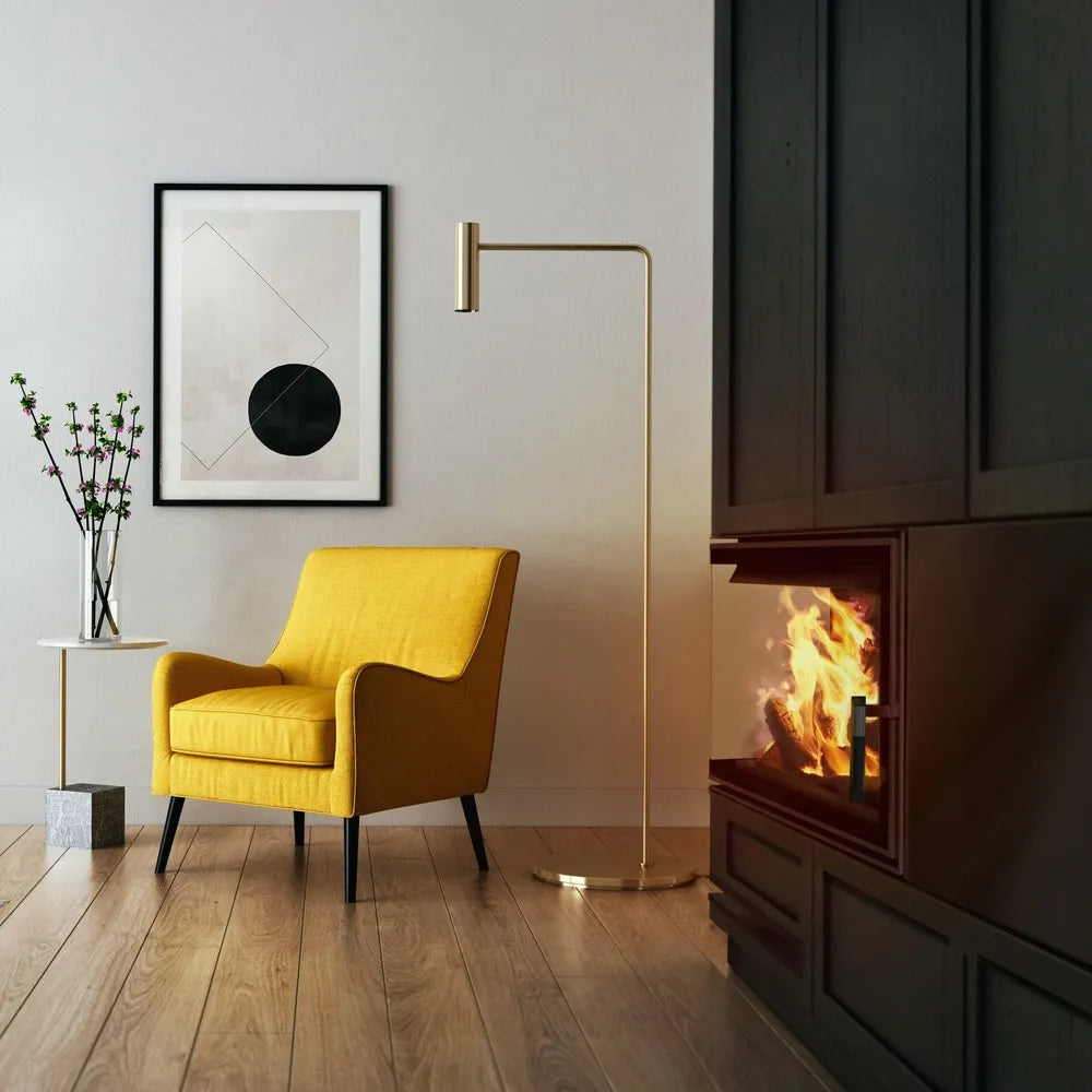 Gezellige woonkamer met Kratki Lucy 14 kW Slim Links haard, gele stoel en moderne kunst.