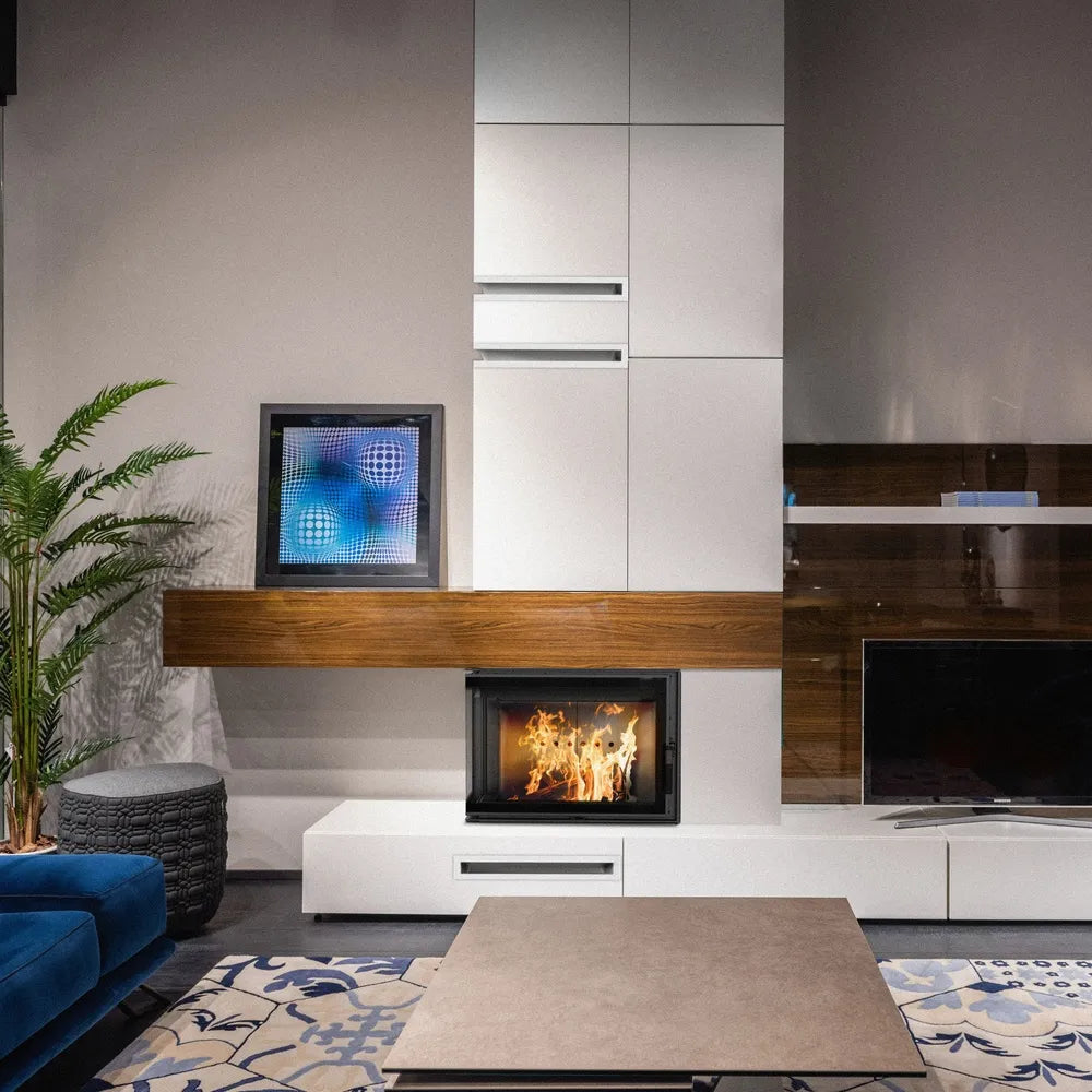 Kratki Lucy 12 kW Slim Links ingebouwd in moderne woonkamer met witte kasten en houten accenten.
