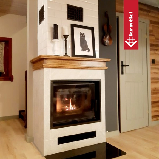 Kratki Zuzia Eco ingebouwd in witte haard in woonkamer