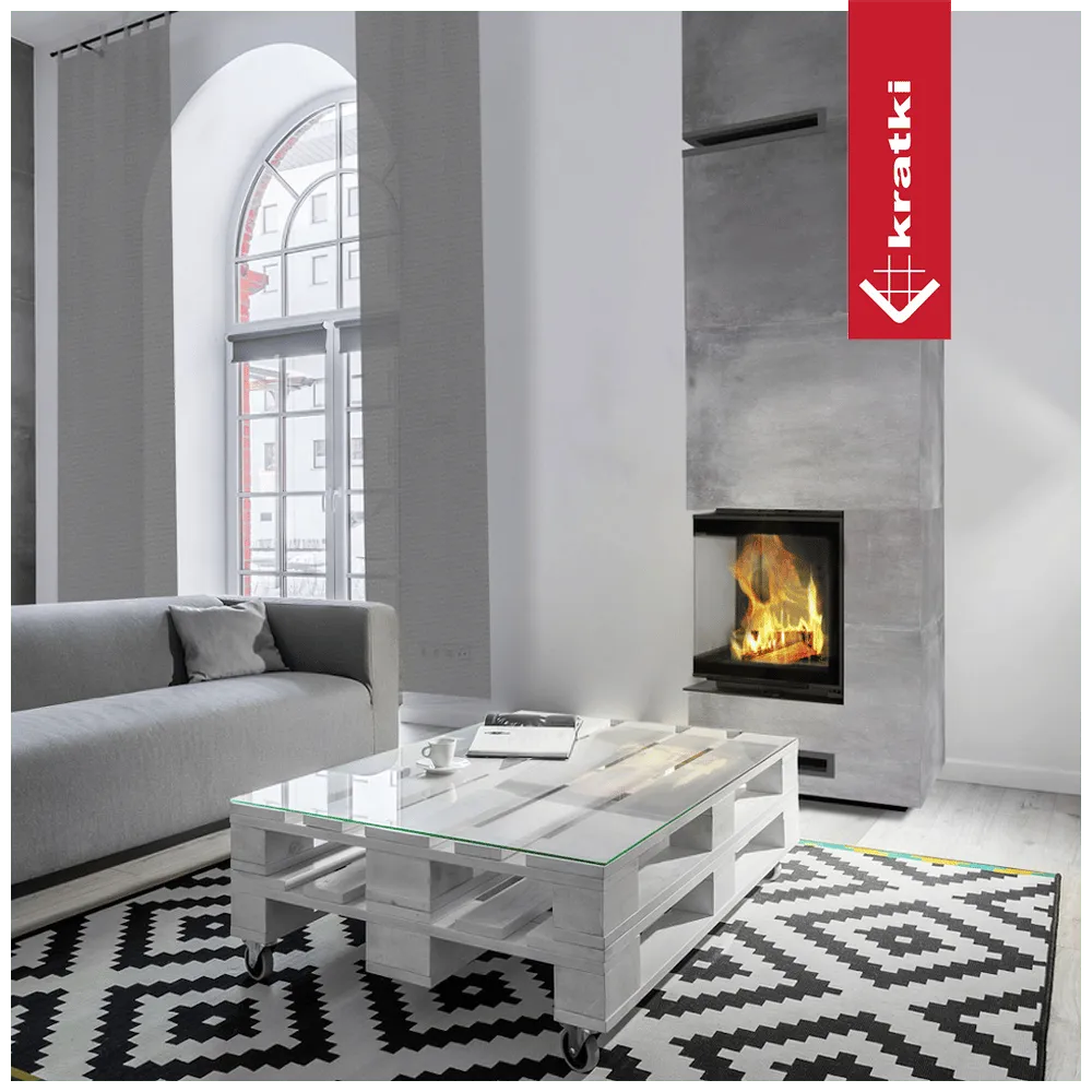Moderne woonkamer met Kratki VNL 480/480 haard, grijze bank, pallettafel en zwart-wit tapijt.