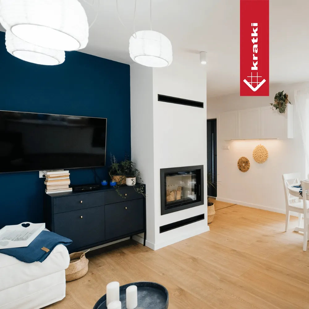 Moderne woonkamer met Kratki Lucy 12 kW Slim haard, blauwe muur en houten vloer.