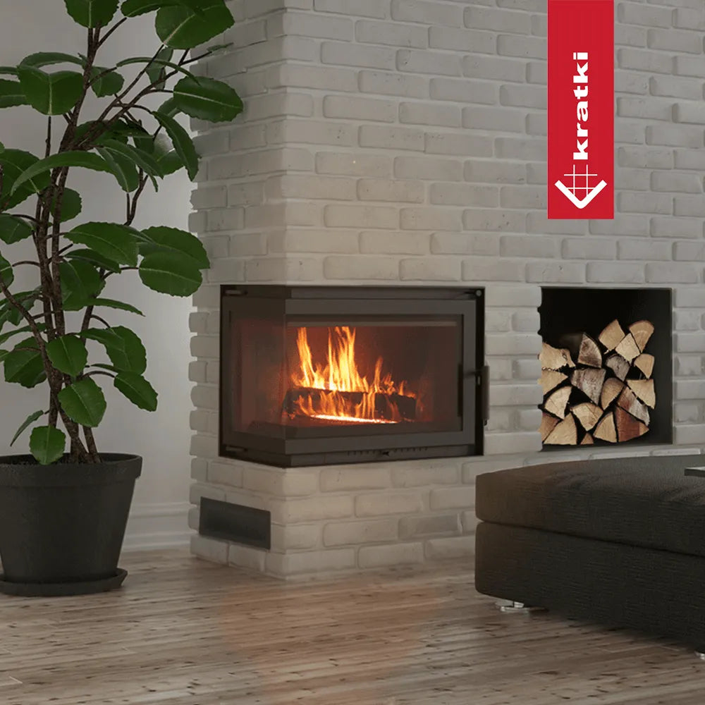Kratki Simple M 10 kW Links haard in moderne woonkamer met witte bakstenen muur en plant.