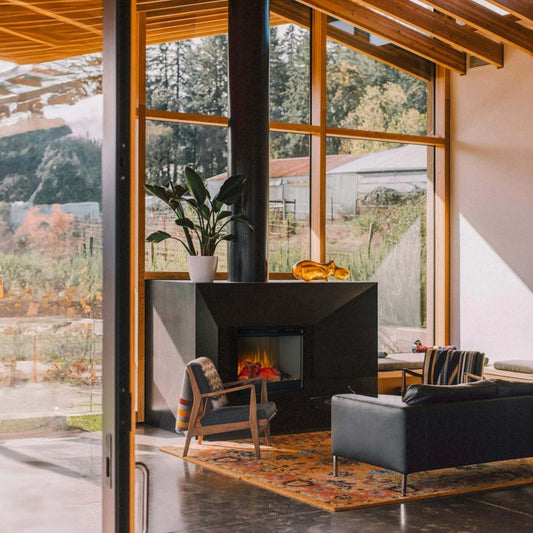 Trimline Fires 60E Insert ingebouwd in moderne woonkamer met houten interieur