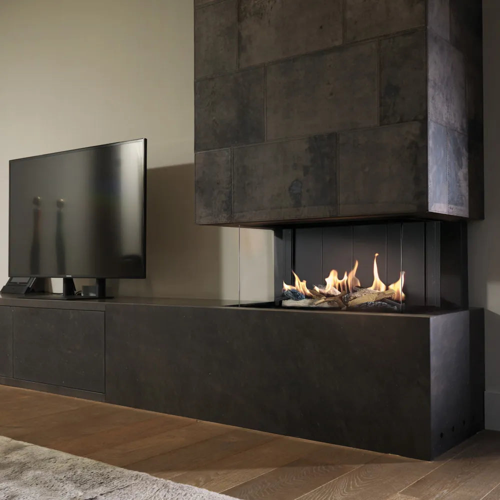 Kratki Leo 70 Links & Rechts haard naast een moderne televisie in een stijlvolle woonkamer.
