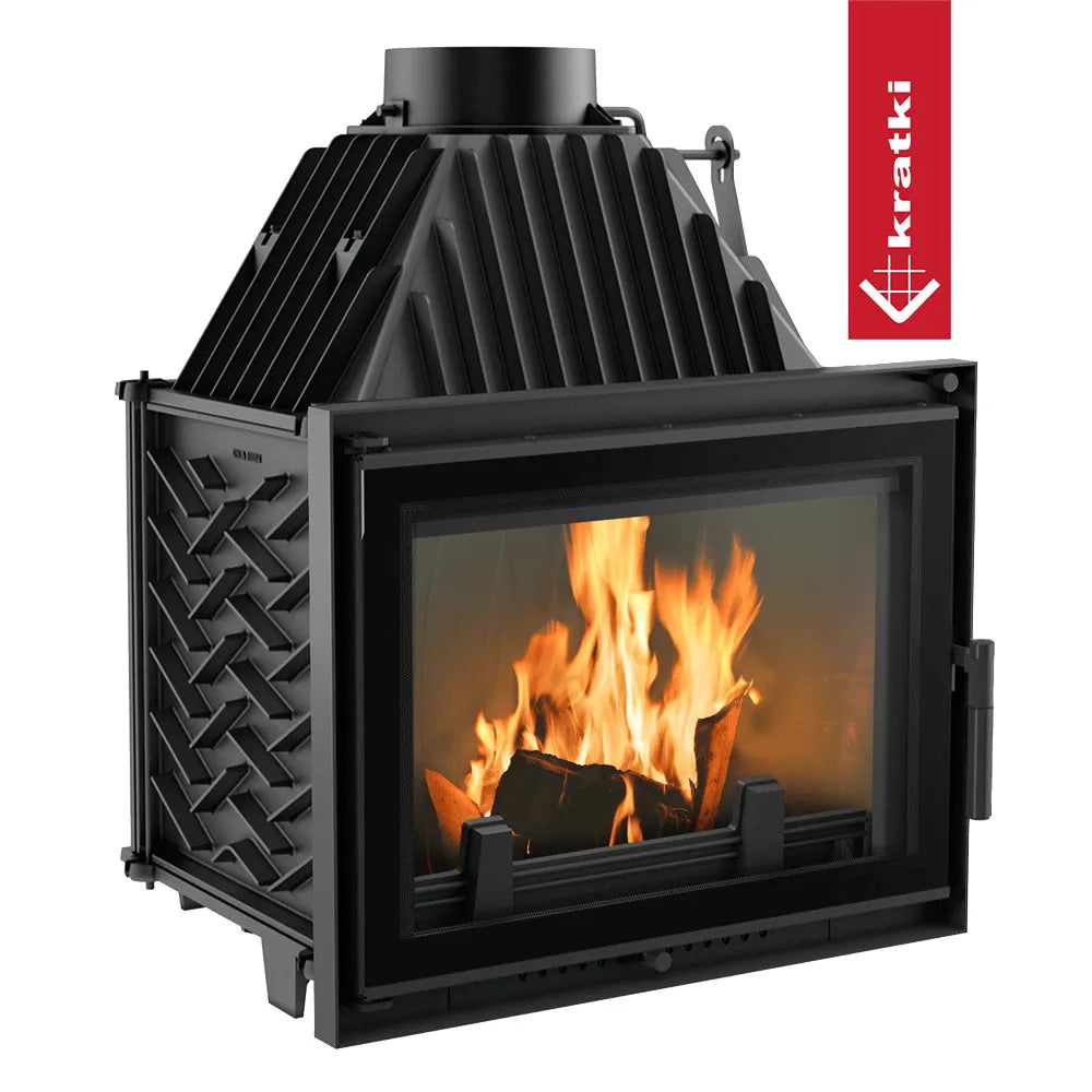 Kratki Zuzia houtkachel met brandend vuur, zwarte metalen behuizing en glazen deur.