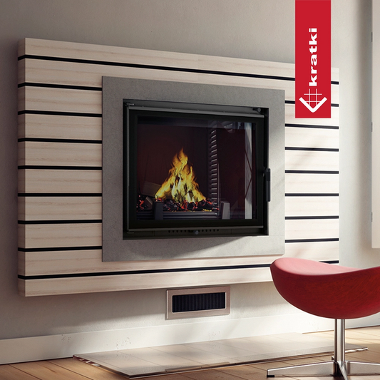 Kratki Amelia in een moderne woonkamer met brandend vuur