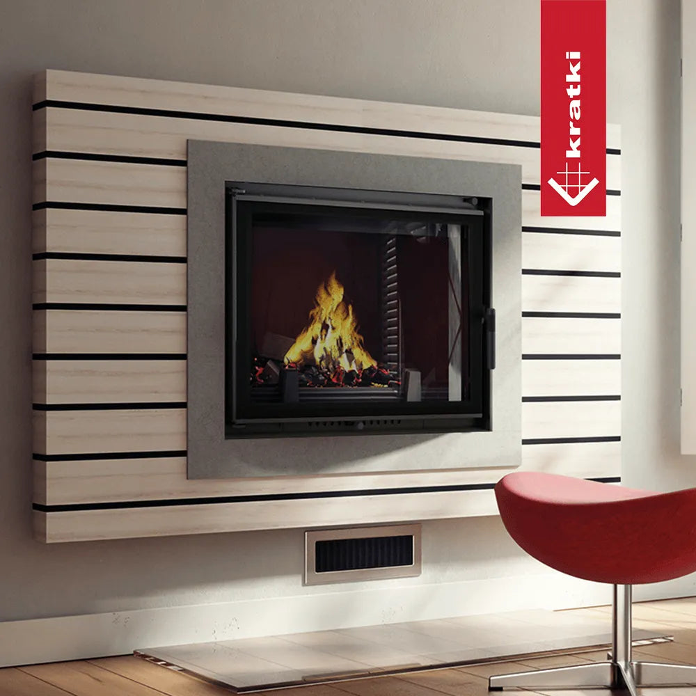 Kratki Amelia ingebouwde haard in moderne woonkamer met houten lambrisering en rode stoel.