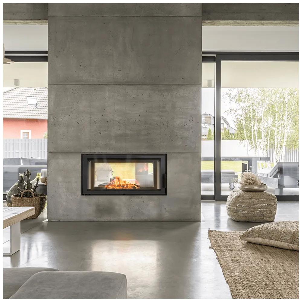 Kratki Lucy 16 kW Tunnel haard in moderne woonkamer met betonnen muur en grote ramen.