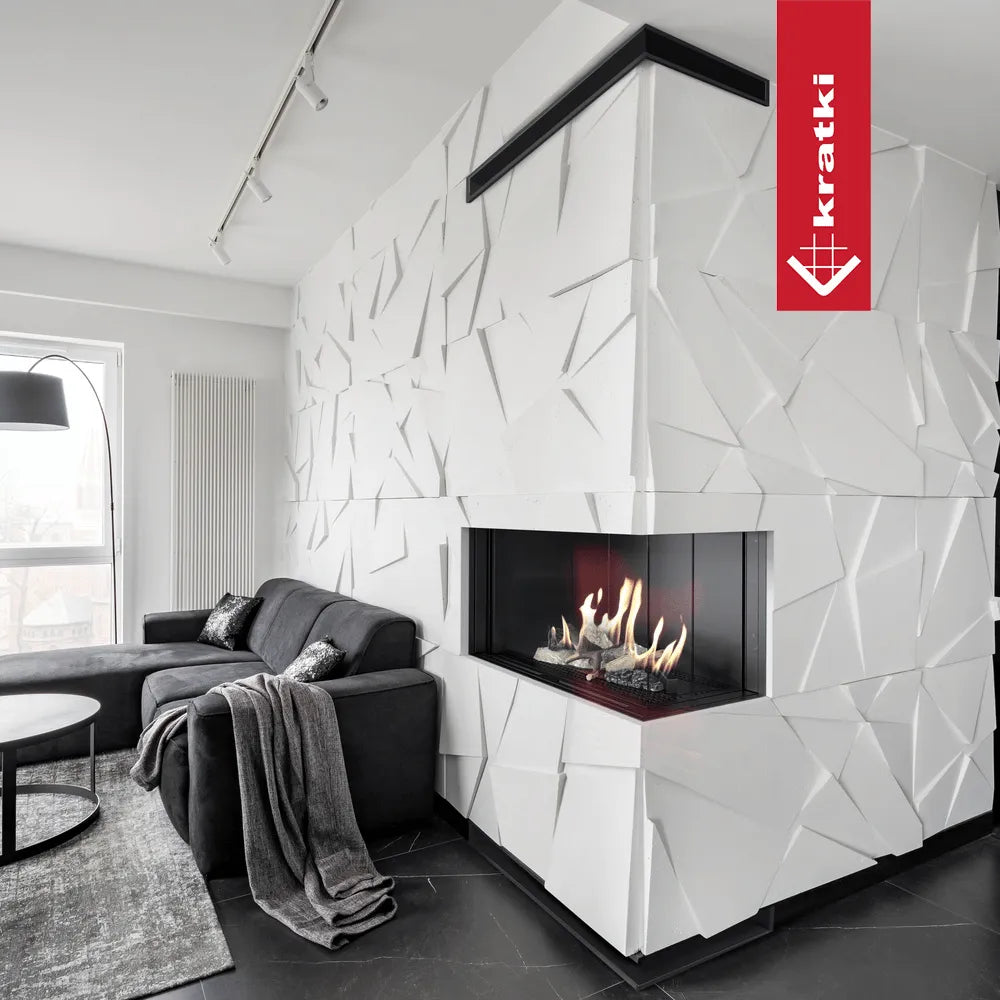 Moderne woonkamer met Kratki Leo 70 Rechts haard, geometrische witte muur en zwarte bank.