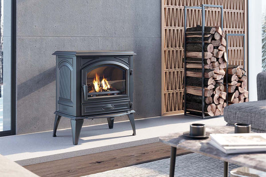 Dovre 640WD houtkachel met vuur in moderne woonkamer