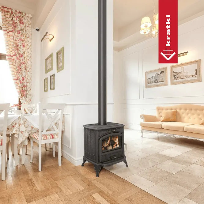 Kratki K6 CV houtkachel in een elegant ingerichte woonkamer met klassieke meubels en decoraties.