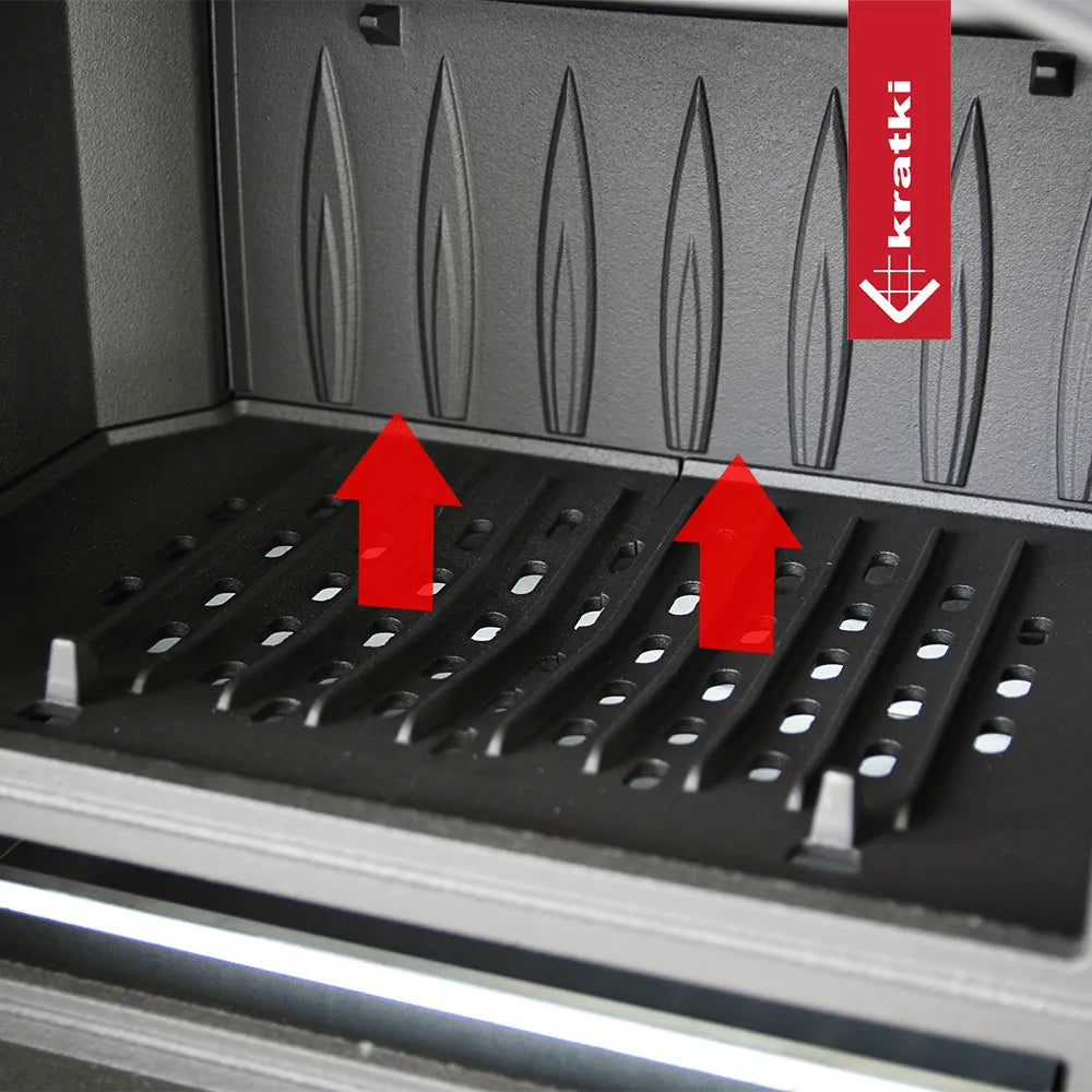 Binnenkant van de Kratki K6 CV houtkachel met ventilatieopeningen en rode pijlen.
