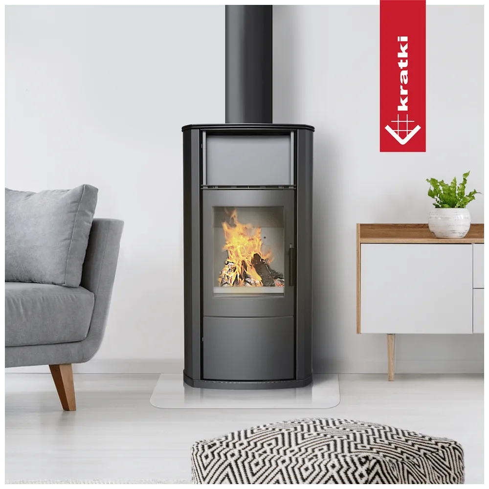 Kratki Epsilon houtkachel in moderne woonkamer met grijze bank en houten bijzettafel.