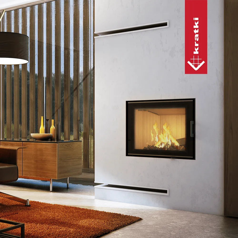 Moderne woonkamer met Kratki Nadia 10 kW haard, houten meubels en grote ramen.