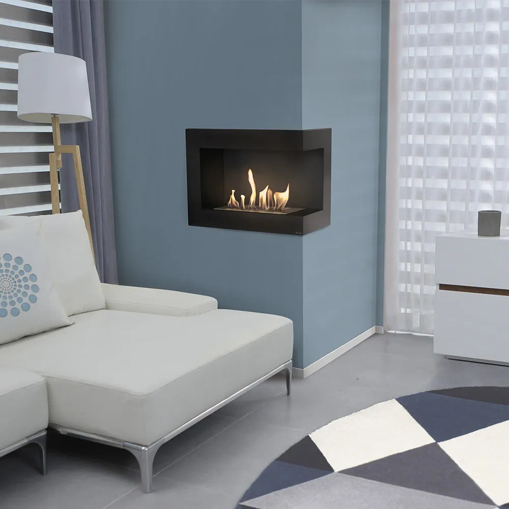 Moderne woonkamer met Kratki Delta Rechts TÜV haard, witte bank en geometrisch vloerkleed.