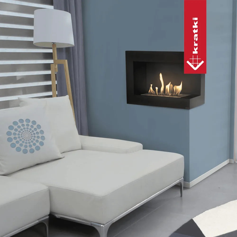 Kratki Delta Rechts TÜV haard in moderne woonkamer met witte bank en staande lamp.