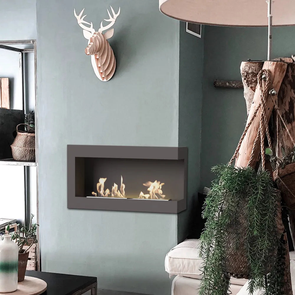 Kratki Delta Rechts TÜV in een stijlvolle woonkamer met groene muur en houten hertenkop.