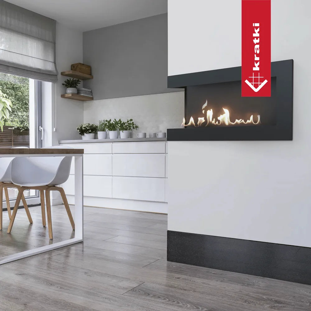 Moderne keuken met Kratki Delta Rechts TÜV haard, witte kasten en houten vloer.