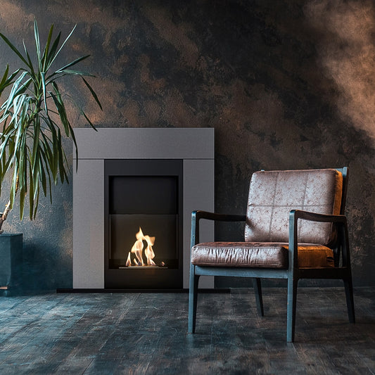 Kratki Whiskey TÜV haard in moderne woonkamer naast fauteuil en plant