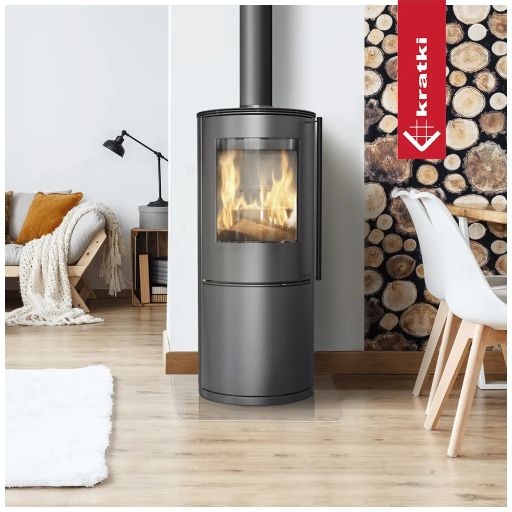 Kratki Picard houtkachel in moderne woonkamer met houten vloer en gezellige inrichting.