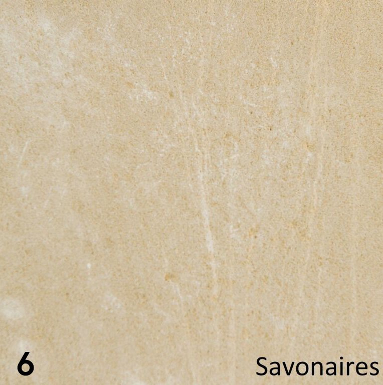 Schouw Stein variant t.b.v. vrijstaande kachel, beige steen met subtiele textuur, gemarkeerd als "Savonaires".