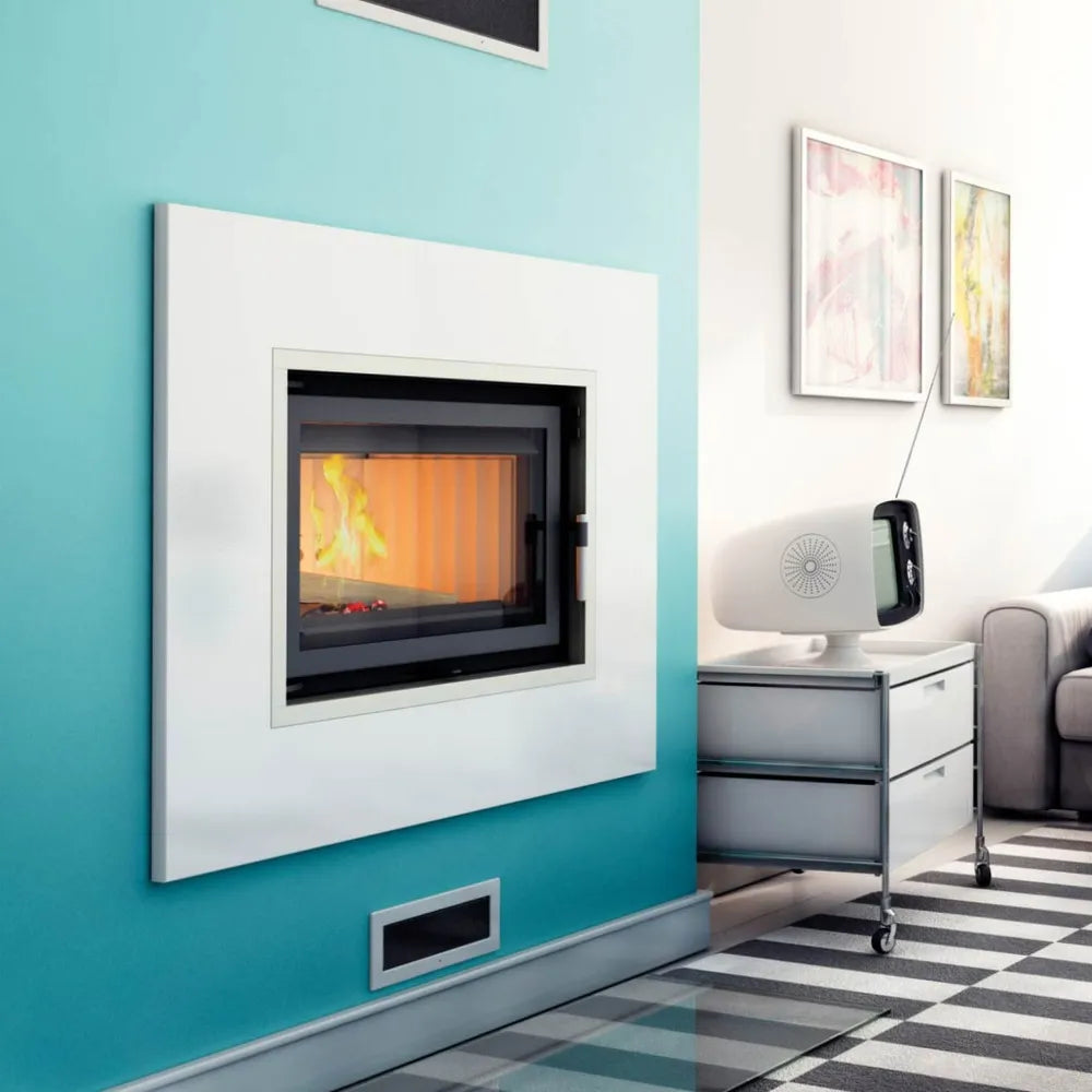 Kratki Aquario O 16 kW ingebouwde haard in moderne woonkamer met turquoise muur.