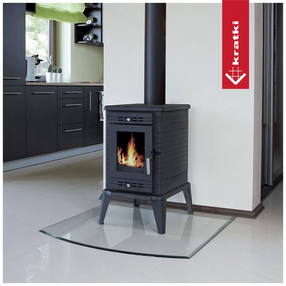 Kratki K10 houtkachel in moderne keuken, geplaatst op glazen plaat, met brandend vuur.