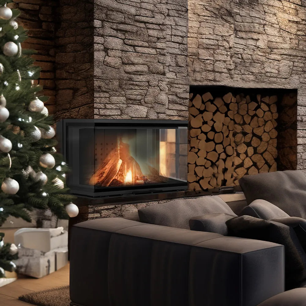 Gezellige woonkamer met Kratki NBC 800/400 haard, kerstboom en houtopslag in stenen muur.