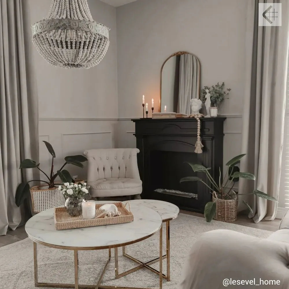 Elegante woonkamer met Kratki December TÜV haard, marmeren salontafel en klassieke kroonluchter.