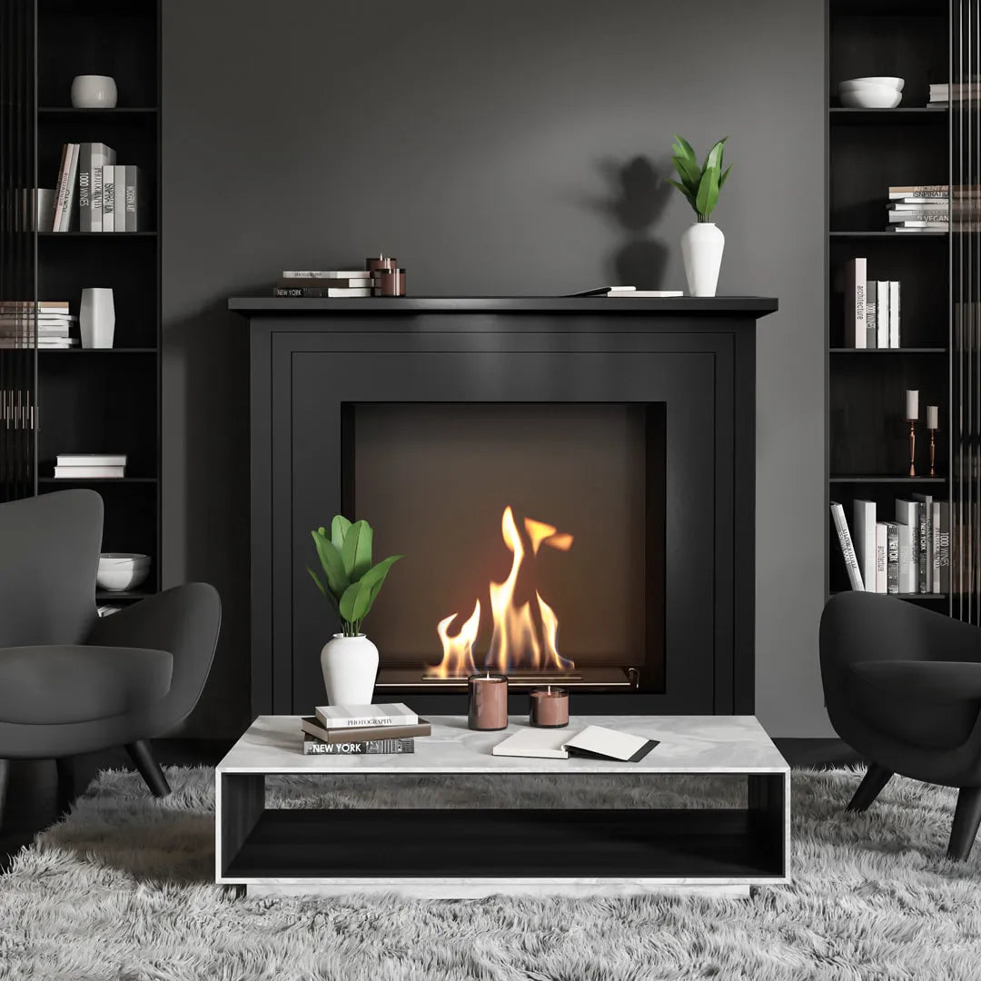 Moderne woonkamer met Kratki June TÜV haard, grijze fauteuils en boekenplanken.