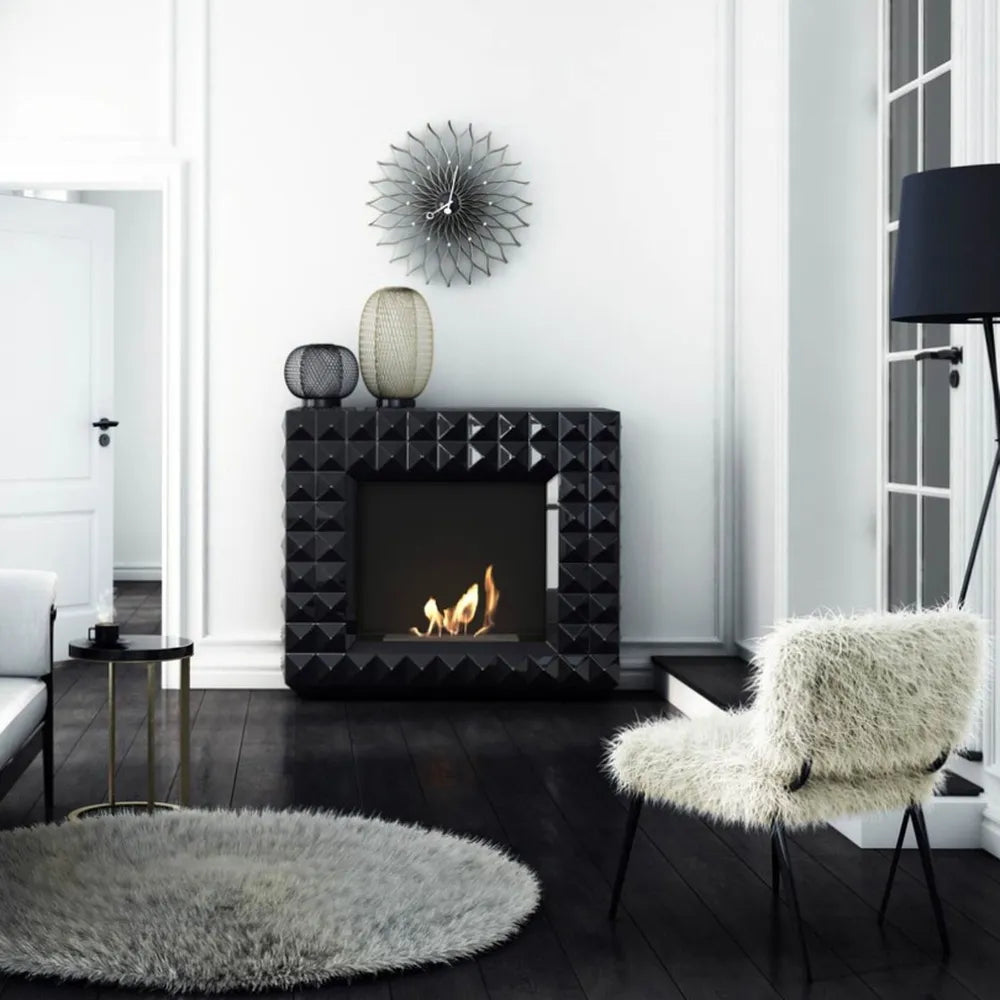 Moderne woonkamer met Kratki Egzul TÜV haard, zwarte omlijsting en stijlvolle decoraties.
