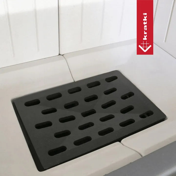 Binnenkant van de Kratki Lucy 12 kW Slim Rechts met zwart rooster en witte panelen.