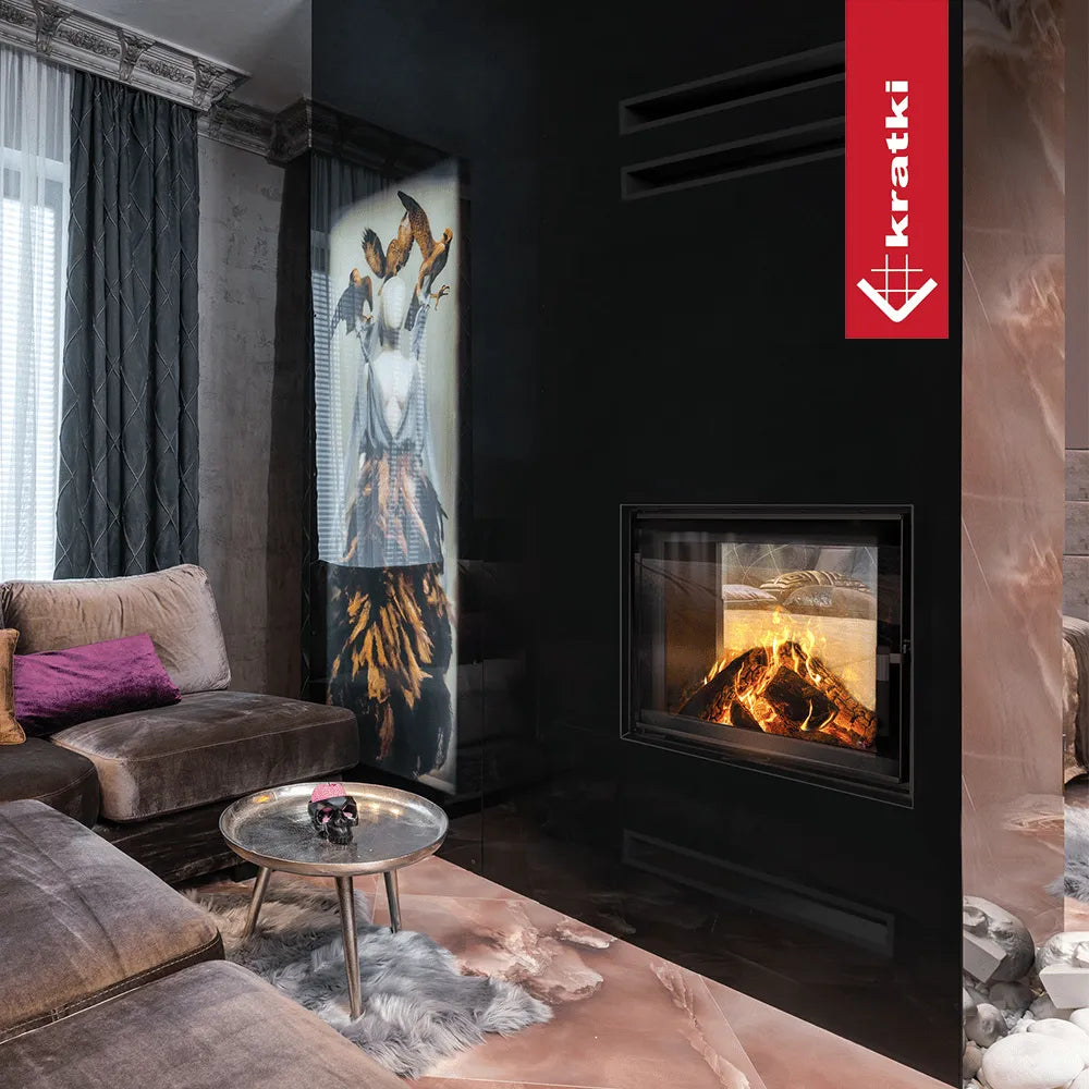 Gezellige woonkamer met Kratki Lucy 12 kW Tunnel haard, moderne inrichting en kunstwerk.