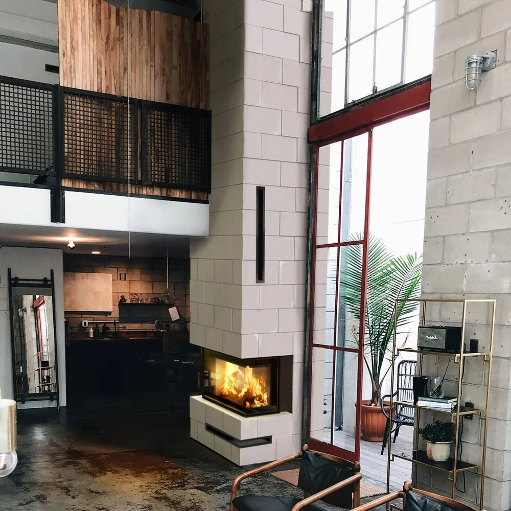 Kratki Lucy 14 kW Rechts in moderne loft met hoge ramen en industriële inrichting.