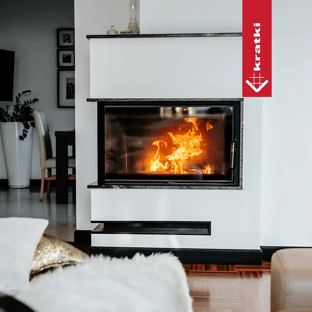 Kratki Lucy 14 kW Slim Links haard in moderne woonkamer met brandend vuur.