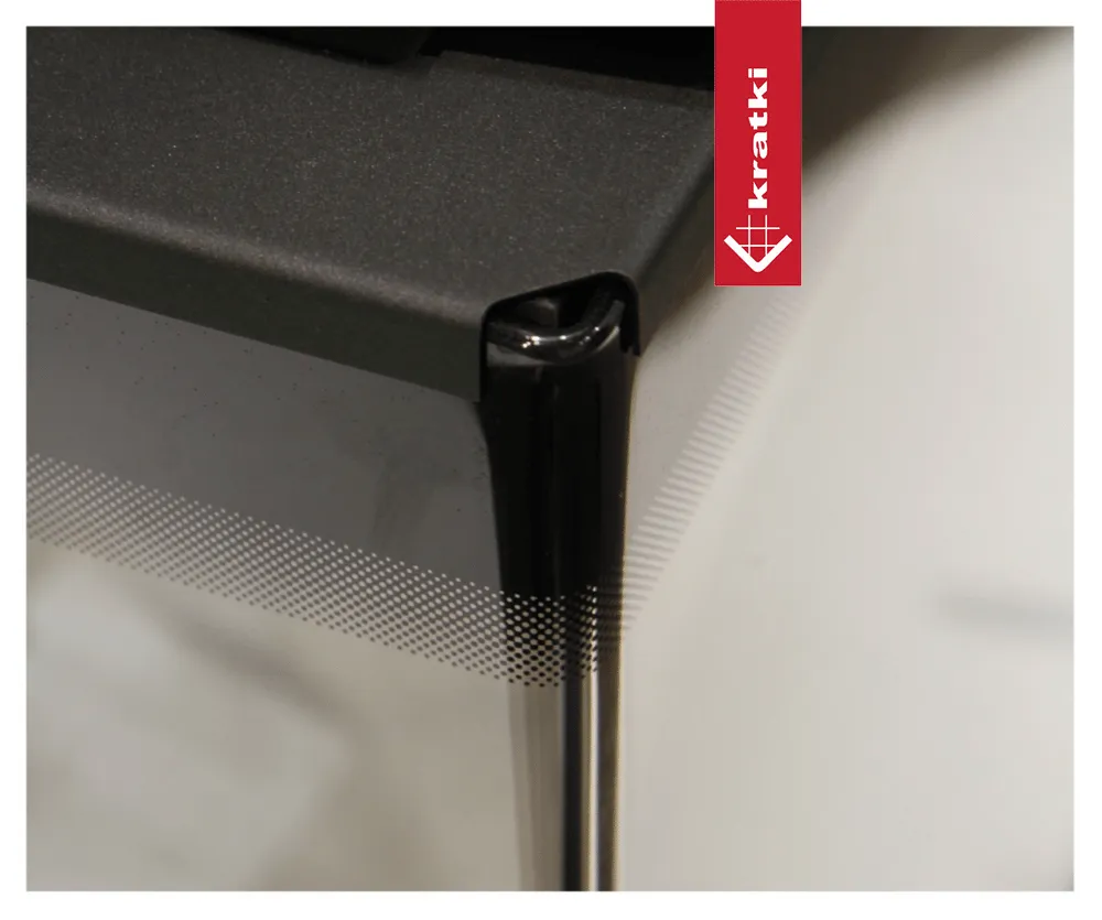 Detail van de hoekafwerking van de Kratki MBZ Rechts haard met zwart metalen frame.