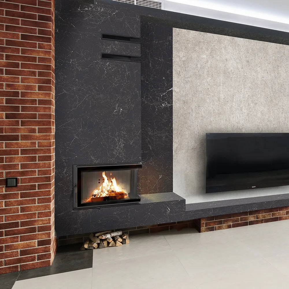 Kratki MBM Rechts ingebouwde haard in moderne woonkamer met bakstenen en marmeren muur.