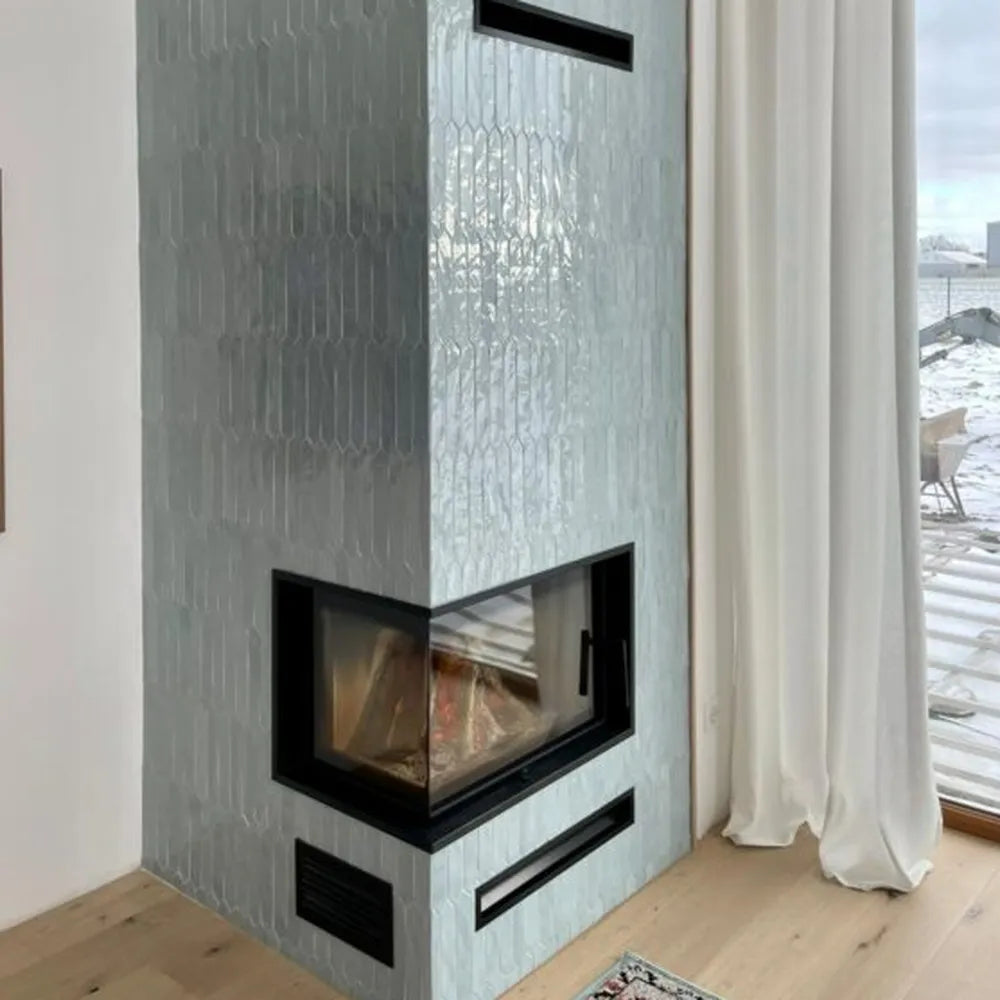Kratki MBM Links haard in moderne woonkamer met glazen tegels en houten vloer.